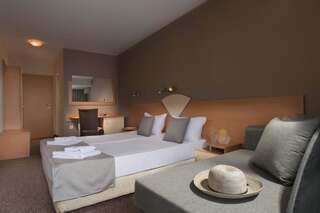 Отель Hotel Eskada Beach - Все включено Ахтопол Двухместный номер с 1 кроватью и видом на бассейн-1