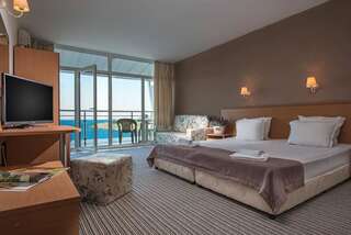 Отель Hotel Eskada Beach - Все включено Ахтопол Двухместный номер Делюкс с 1 кроватью и видом на море (для 2 взрослых и 2 детей)-2