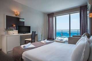 Отель Hotel Eskada Beach - Все включено Ахтопол Двухместный номер Делюкс с 1 кроватью и видом на бассейн (для 2 взрослых и 1 ребенка)-3